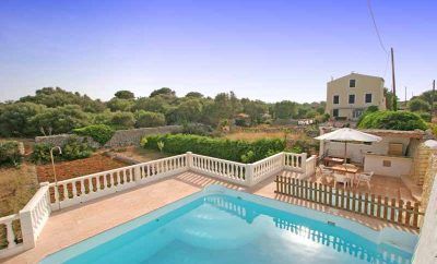 Exteriores amplios y rústica decoración interior / B01MEN