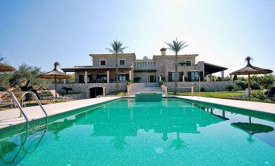 Rodeada de un precioso jardín con piscina privada / C20MLL