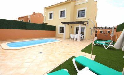 Villa en urbanización de Corralejo con campo de golf privado/ M04FUE