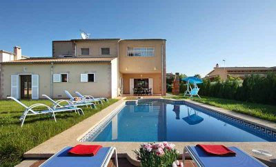 Gran zona de césped con tumbonas / X01MLL