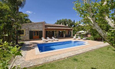 Chalet moderno en una pequeña comunidad / C09MLL